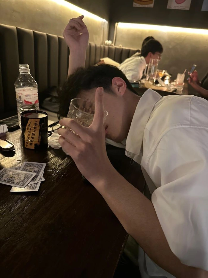 trai đẹp che mặt bí ẩn