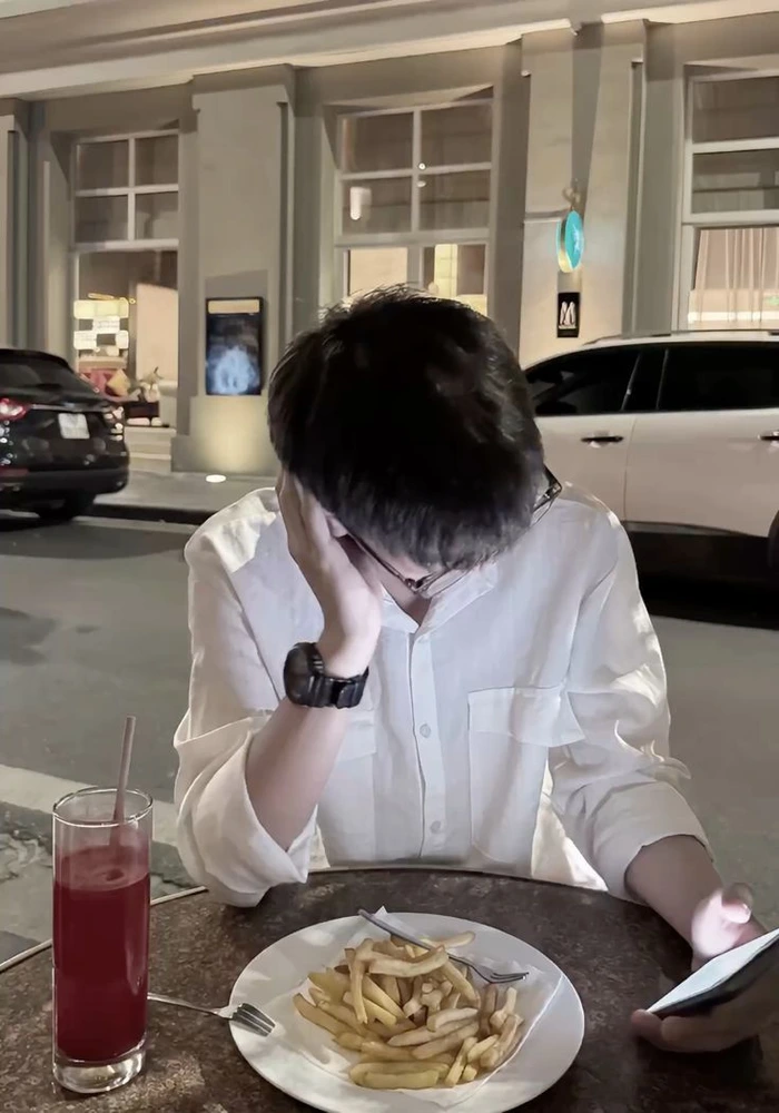 trai đẹp che mặt với áo hoodie