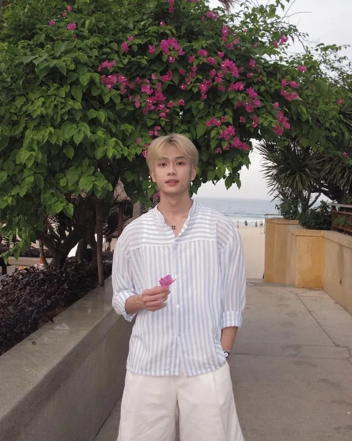 trai đẹp hà nội trong khung cảnh thành phố