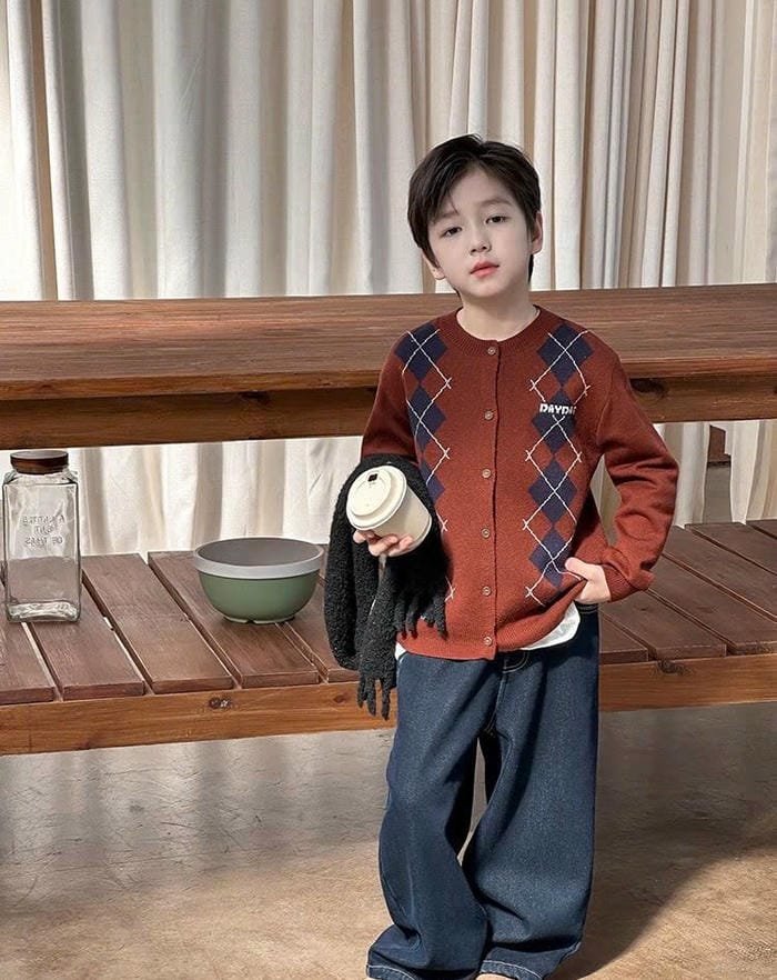 ảnh em bé đẹp trai ngoài trời