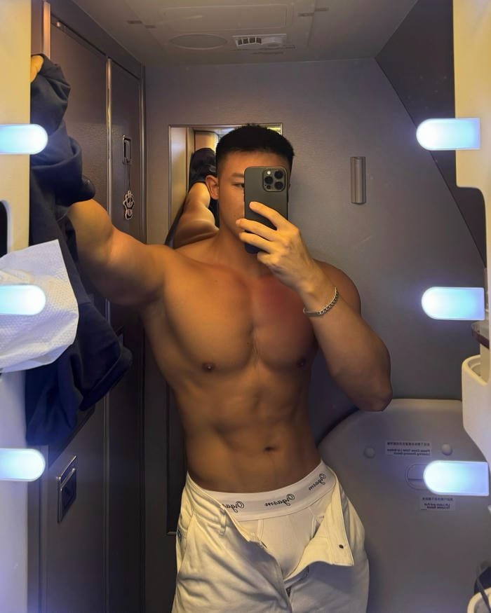 ảnh trai đẹp 6 múi che mắt