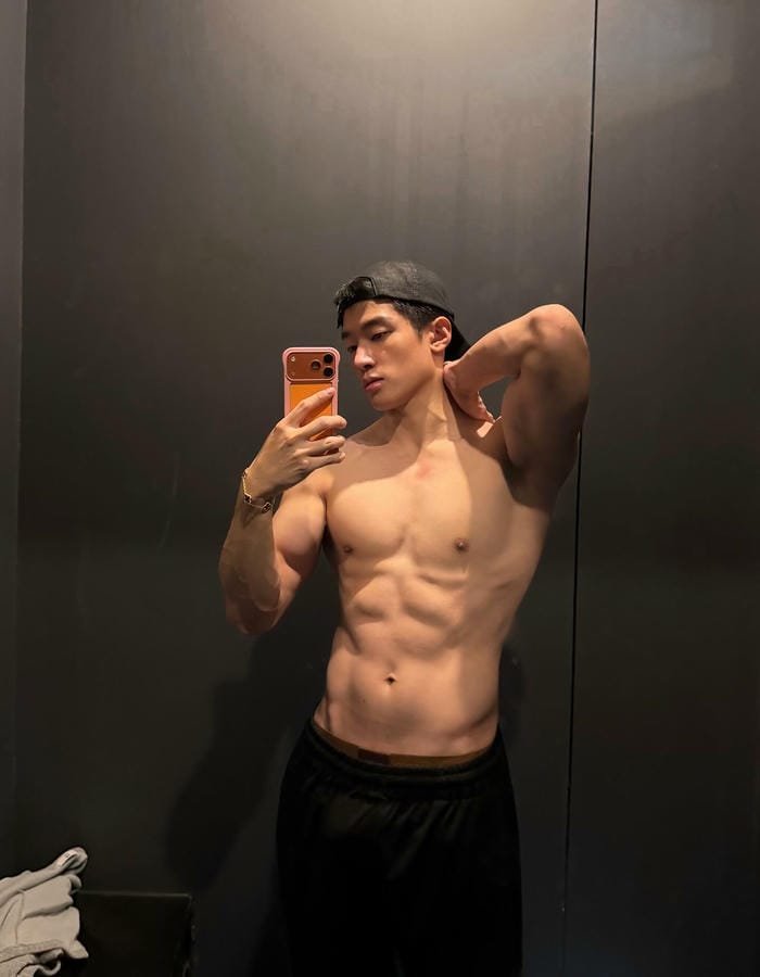 ảnh trai đẹp cơ bắp ngoài trời