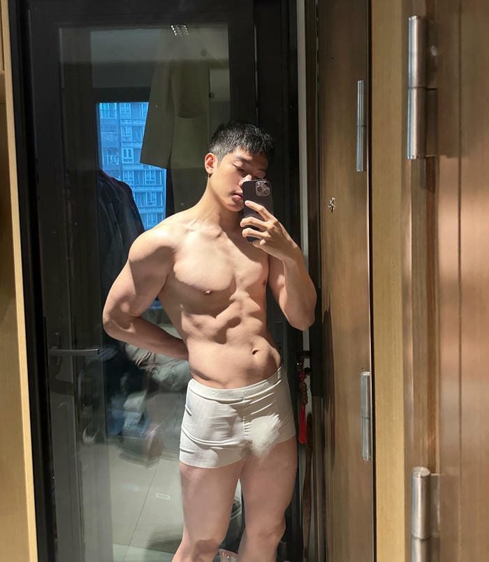 chân dung trai đẹp 6 múi giấu mặt