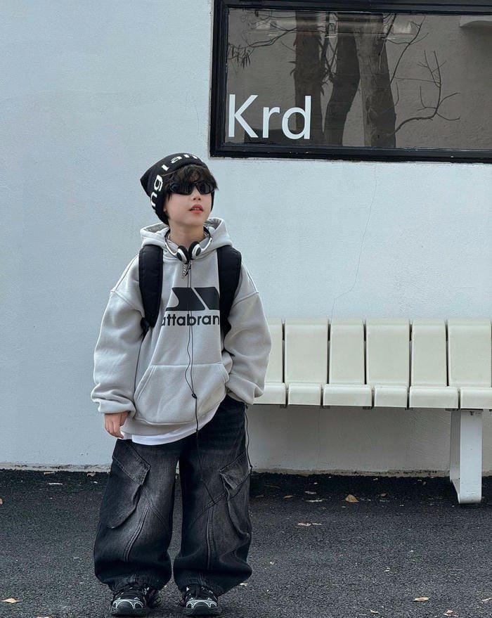 em bé đẹp trai lanh lợi