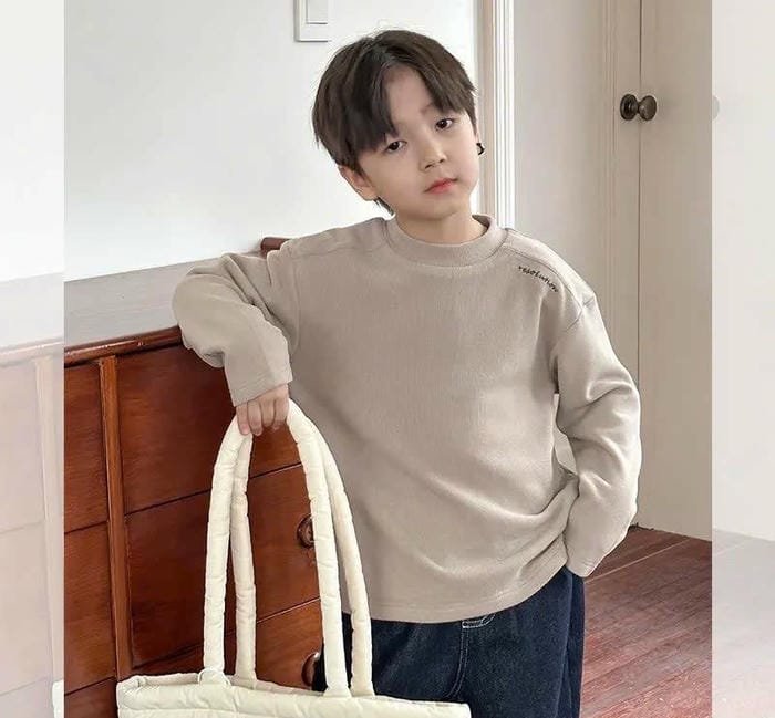 em bé đẹp trai tóc đen