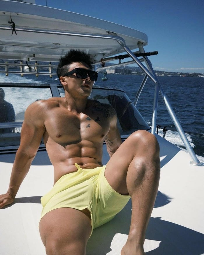 hình trai 6 múi phong độ