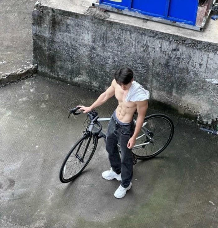 hình trai giấu mặt