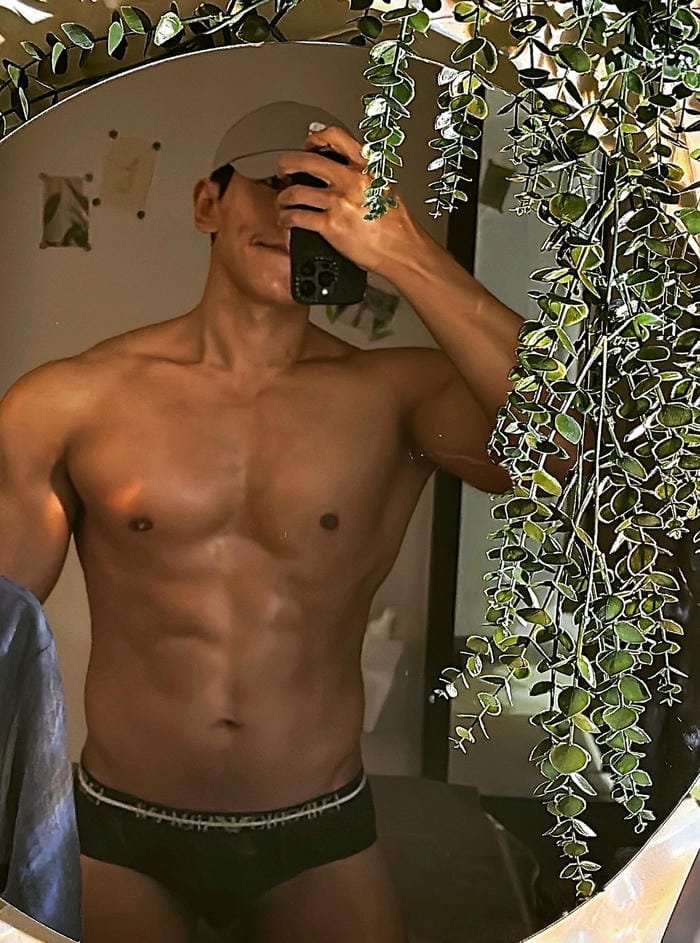 nam thần hàn quốc thân hình 6 múi