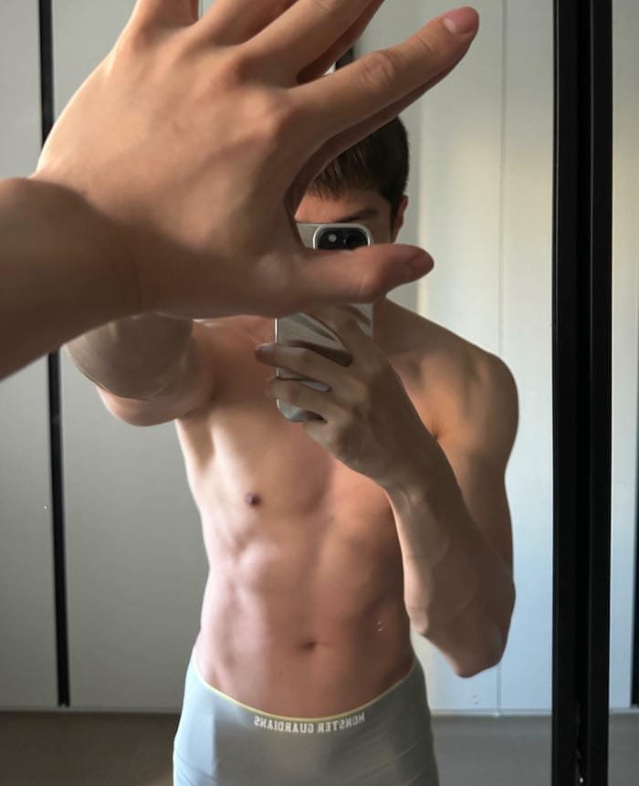 trai đẹp 6 múi với gương mặt ẩn