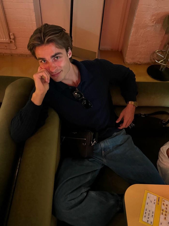 trai đẹp châu âu tóc nâu