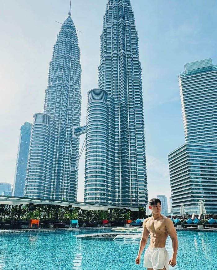 trai đẹp cơ bắp với cơ vai