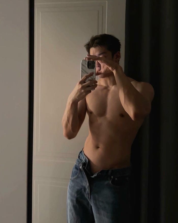 trai đẹp cơ bụng 6 múi che mặt