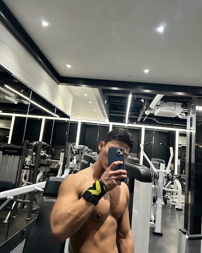 trai đẹp hàn quốc với cơ bụng rõ nét