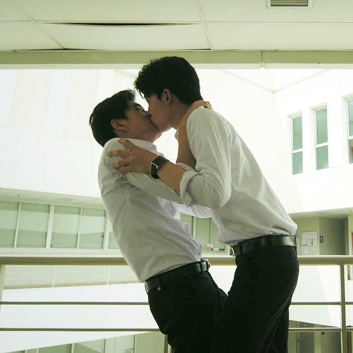 trai đẹp ôm hôn nhau