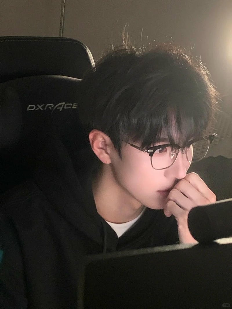 Bộ sưu tập hình ảnh trai đẹp đeo kính mới