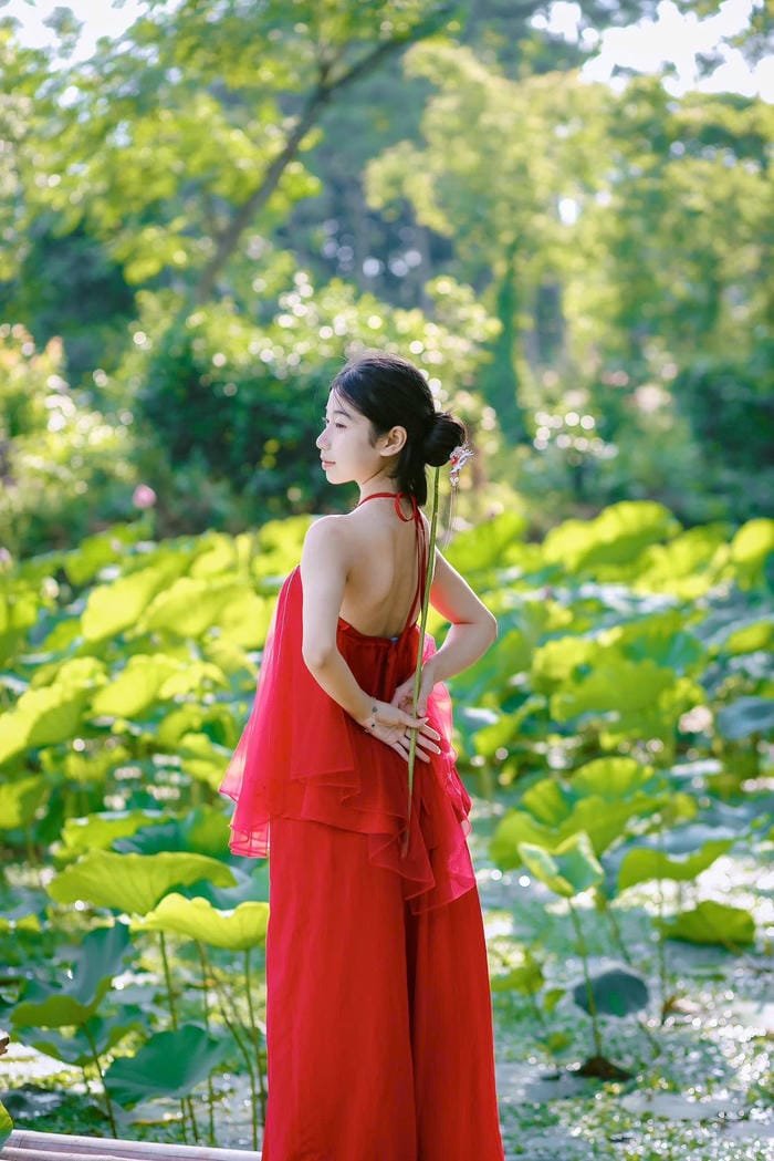 ảnh gái xinh đầm sen