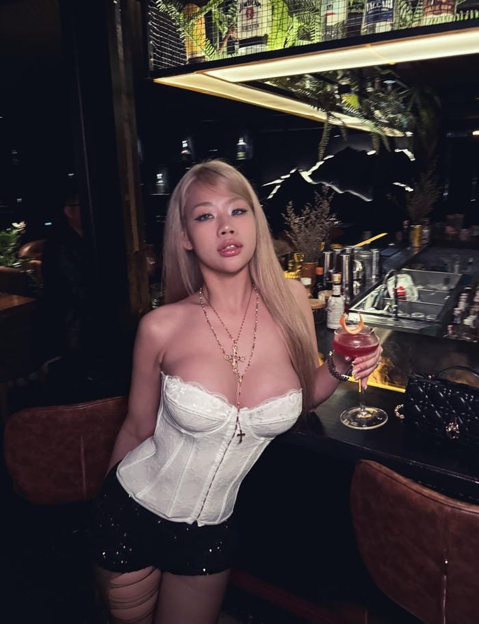 ảnh gái xinh vú to đi bar