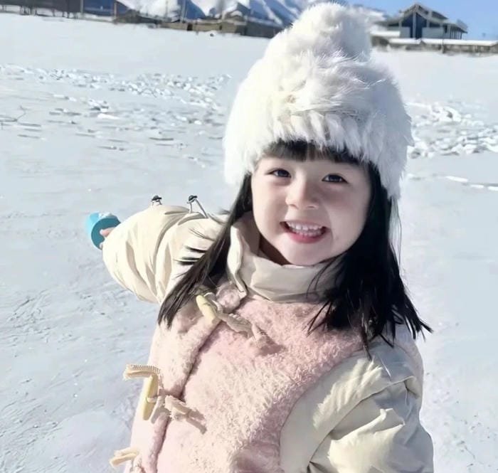 bé gái bắt mắt