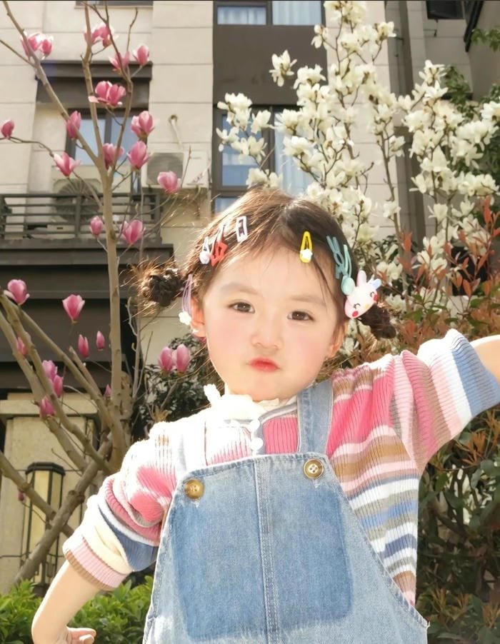 bé gái cuốn hút