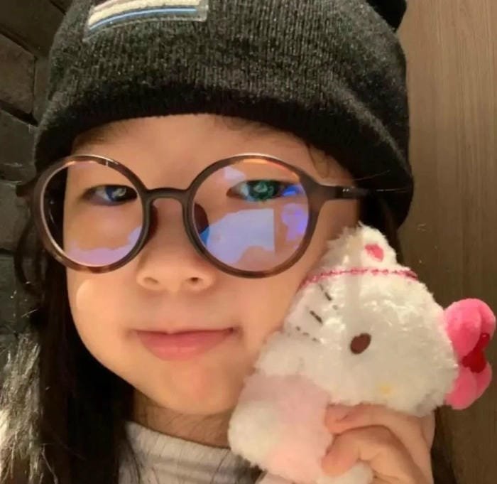 bé gái đơn giản