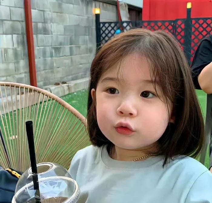 bé gái nhẹ nhàng