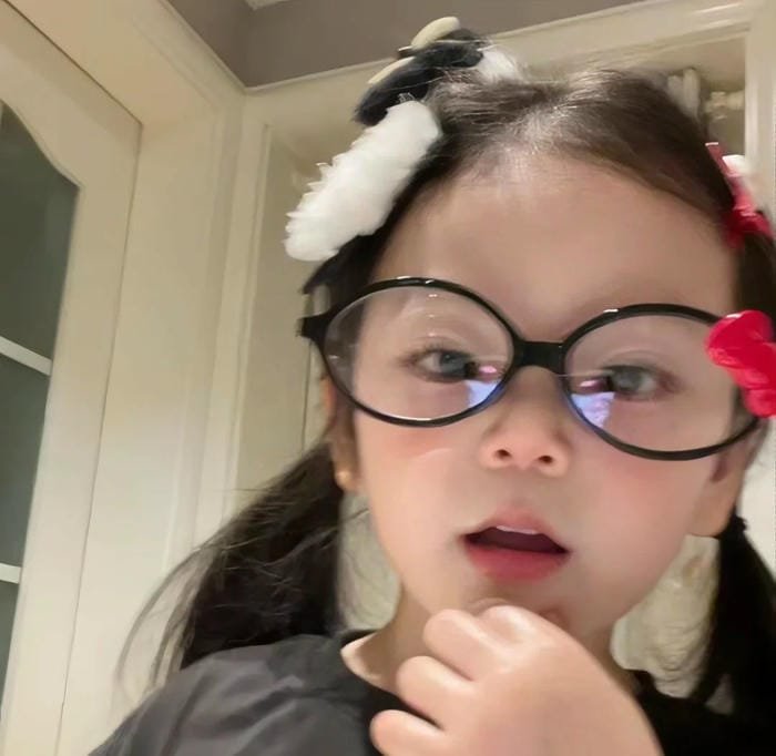 bé gái sắc sảo