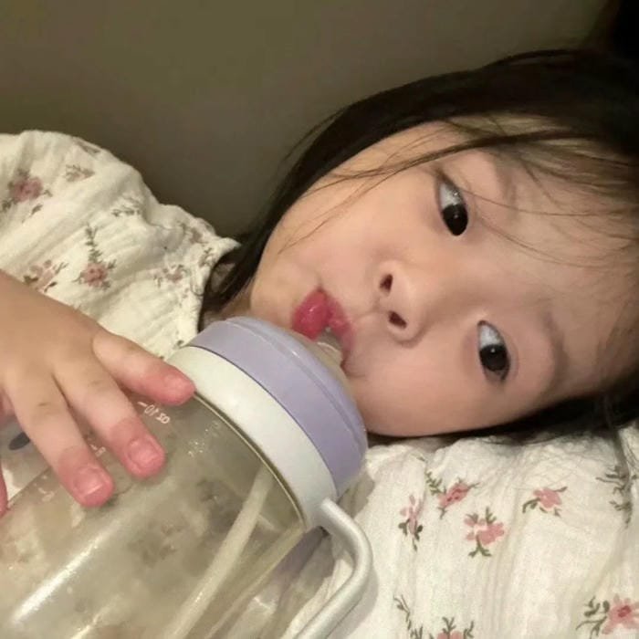 bé gái tối giản