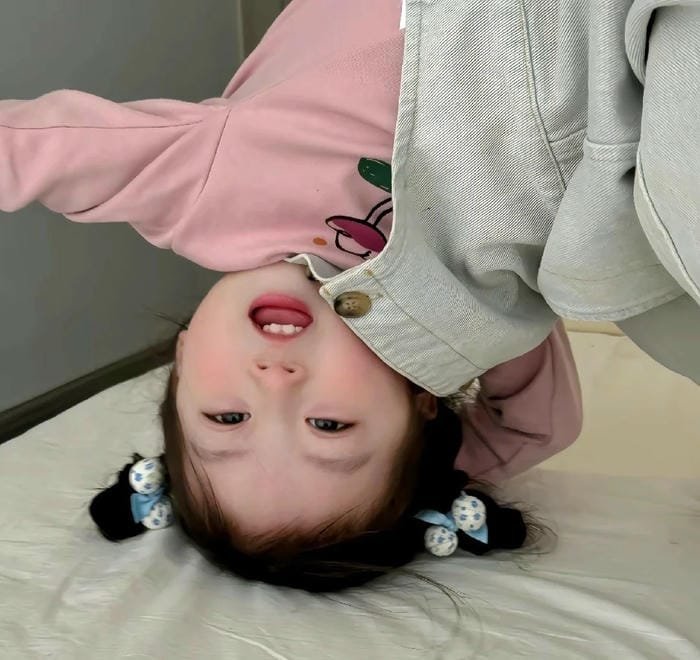 bé gái trẻ trung