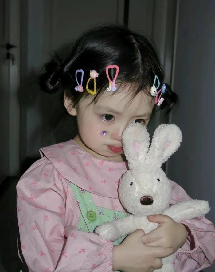 bé gái trong sáng