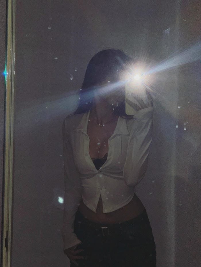 gái xinh che mặt điện thoại chất