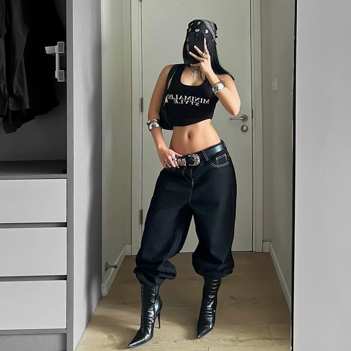 gái xinh che mặt điện thoại khí chất