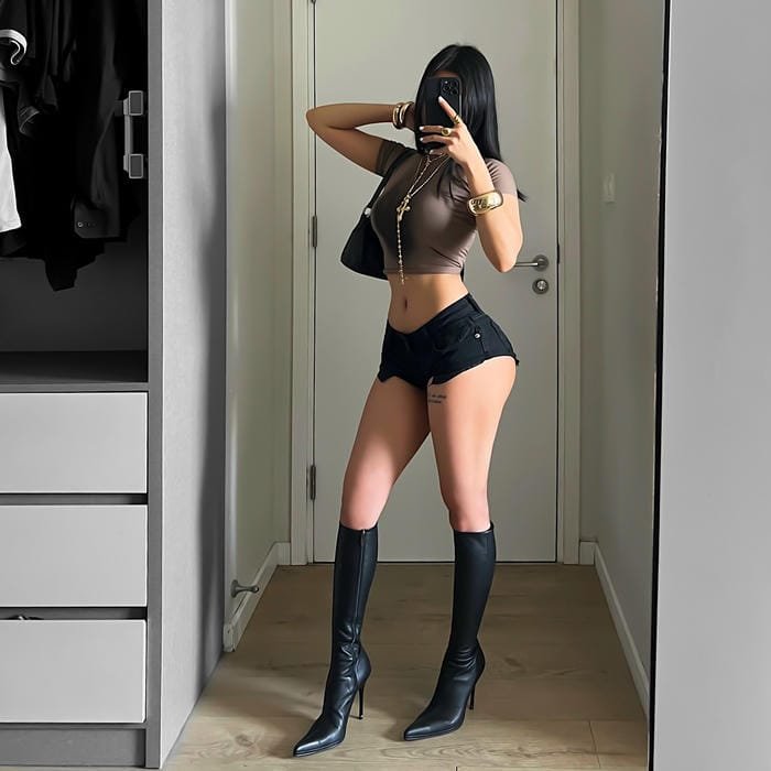 gái xinh che mặt điện thoại ngầu nhất