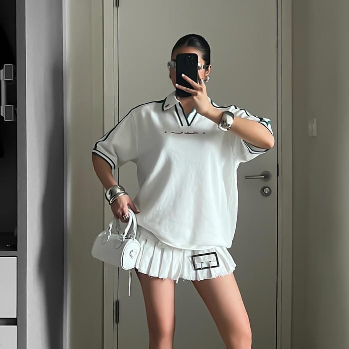 gái xinh che mặt điện thoại rực sáng