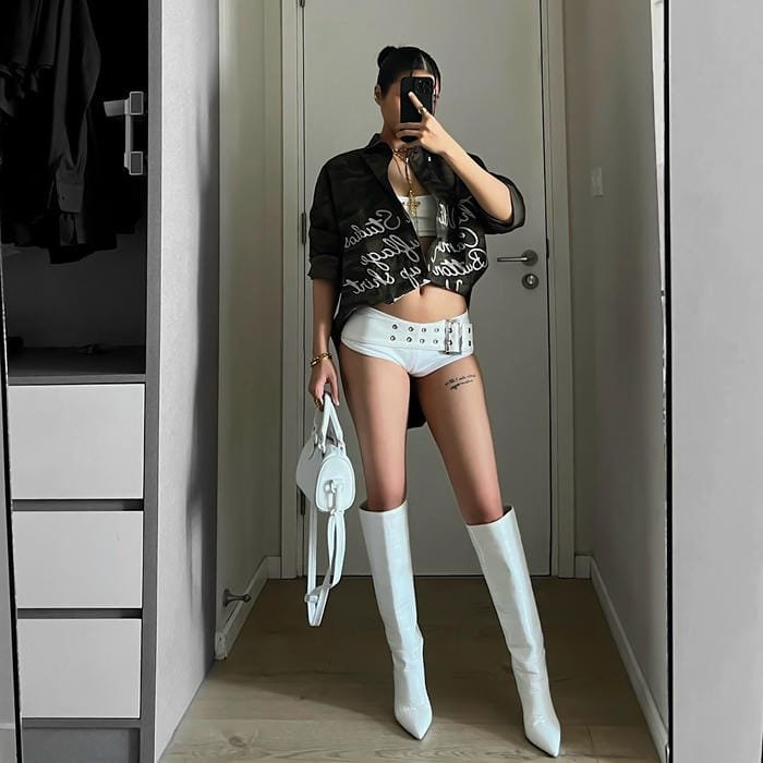 gái xinh che mặt điện thoại thần thái