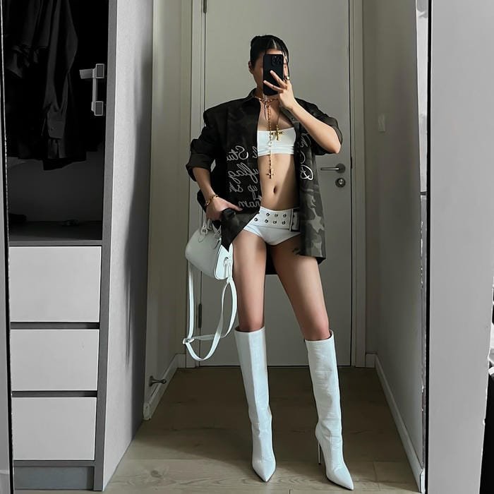 gái xinh che mặt điện thoại xịn