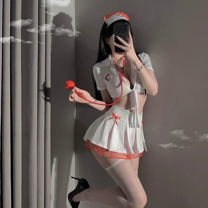 gái xinh cosplay y tá lung linh