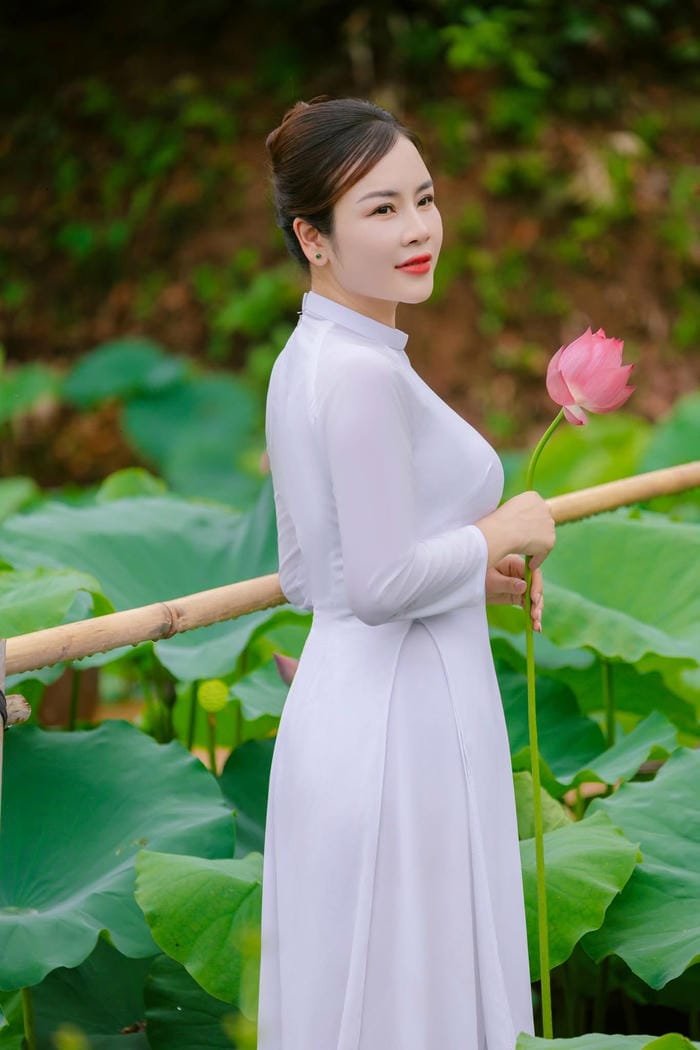 gái xinh đầm sen chất