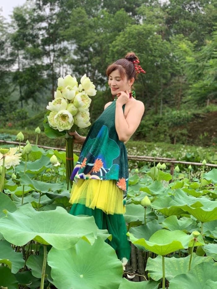 gái xinh đầm sen đẹp