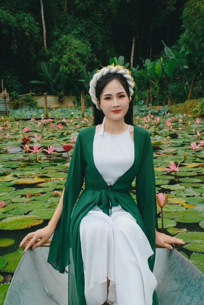 gái xinh đầm sen hiện đại