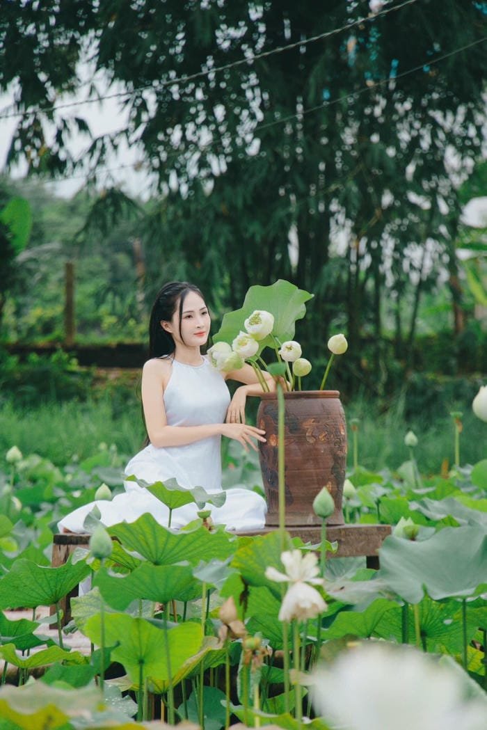 gái xinh đầm sen huyền thoại