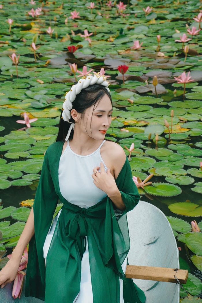 gái xinh đầm sen mạnh mẽ