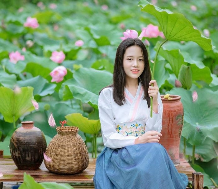 gái xinh đầm sen rạng rỡ