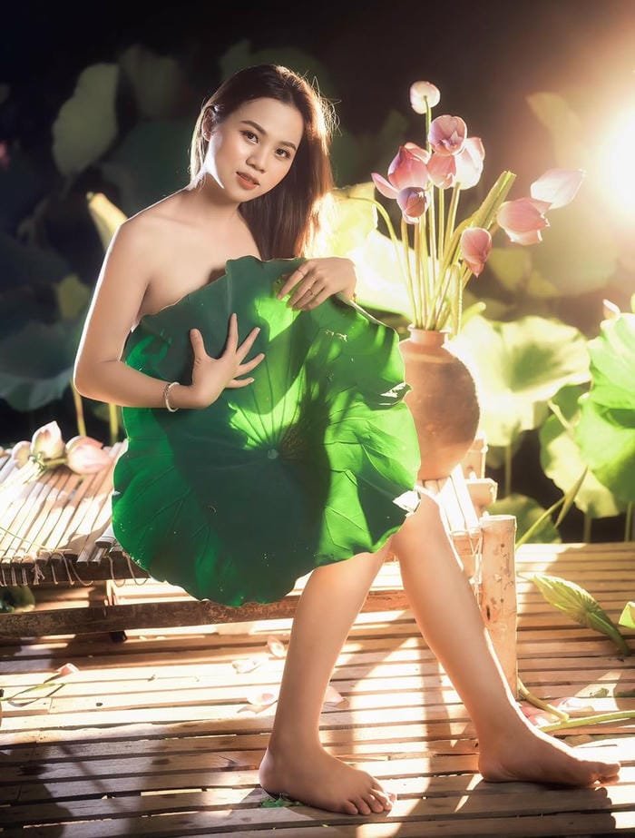 gái xinh đầm sen rực rỡ