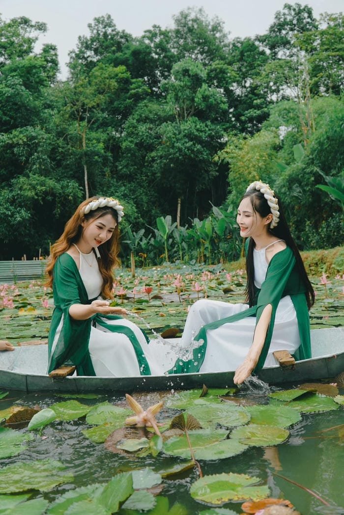 gái xinh đầm sen sang trọng