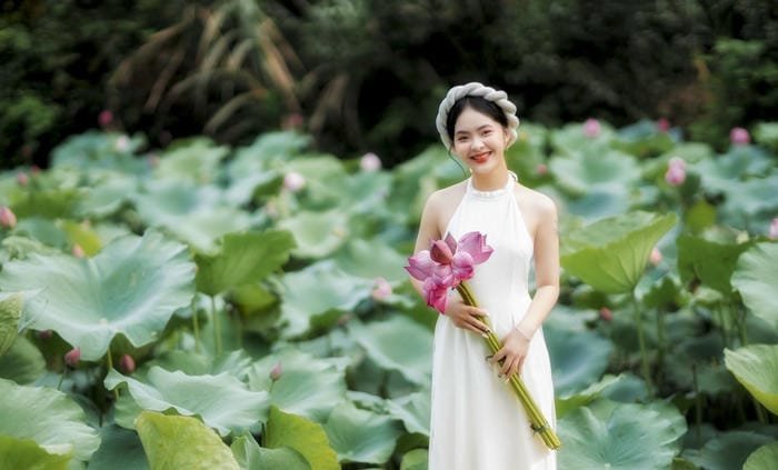 gái xinh đầm sen thanh khiết