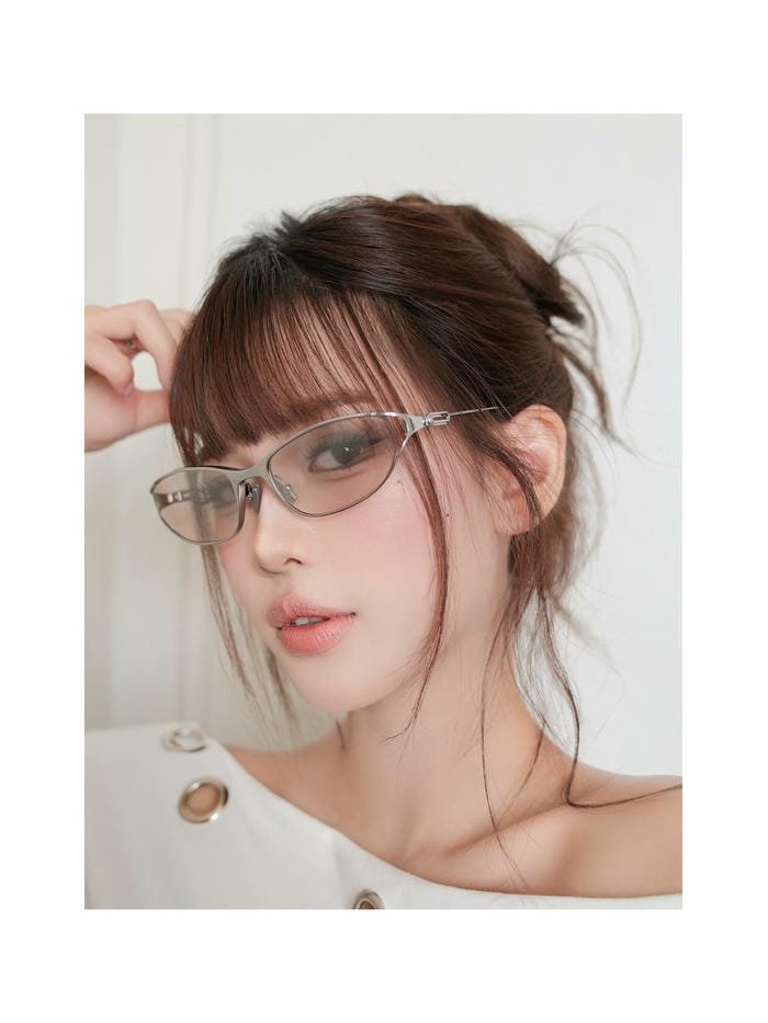 gái xinh đeo kính đơn giản