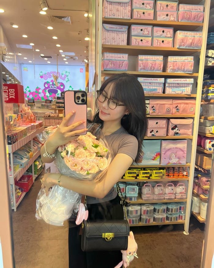 gái xinh đeo kính hiện đại