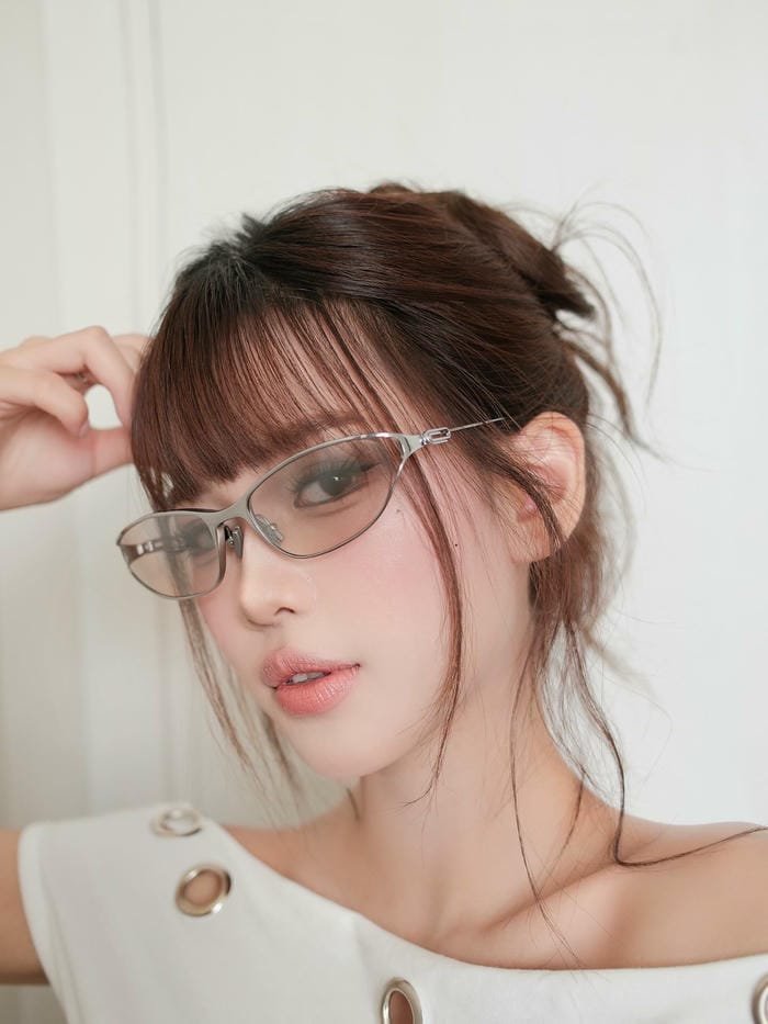 gái xinh đeo kính sang trọng