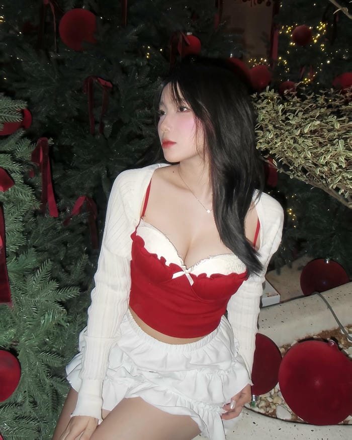 gái xinh khoe ngực áo đỏ