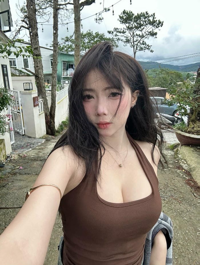 gái xinh khoe ngực áo nâu